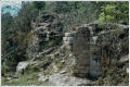 Ruines de l'aqueduc dans le bois de Remoulins